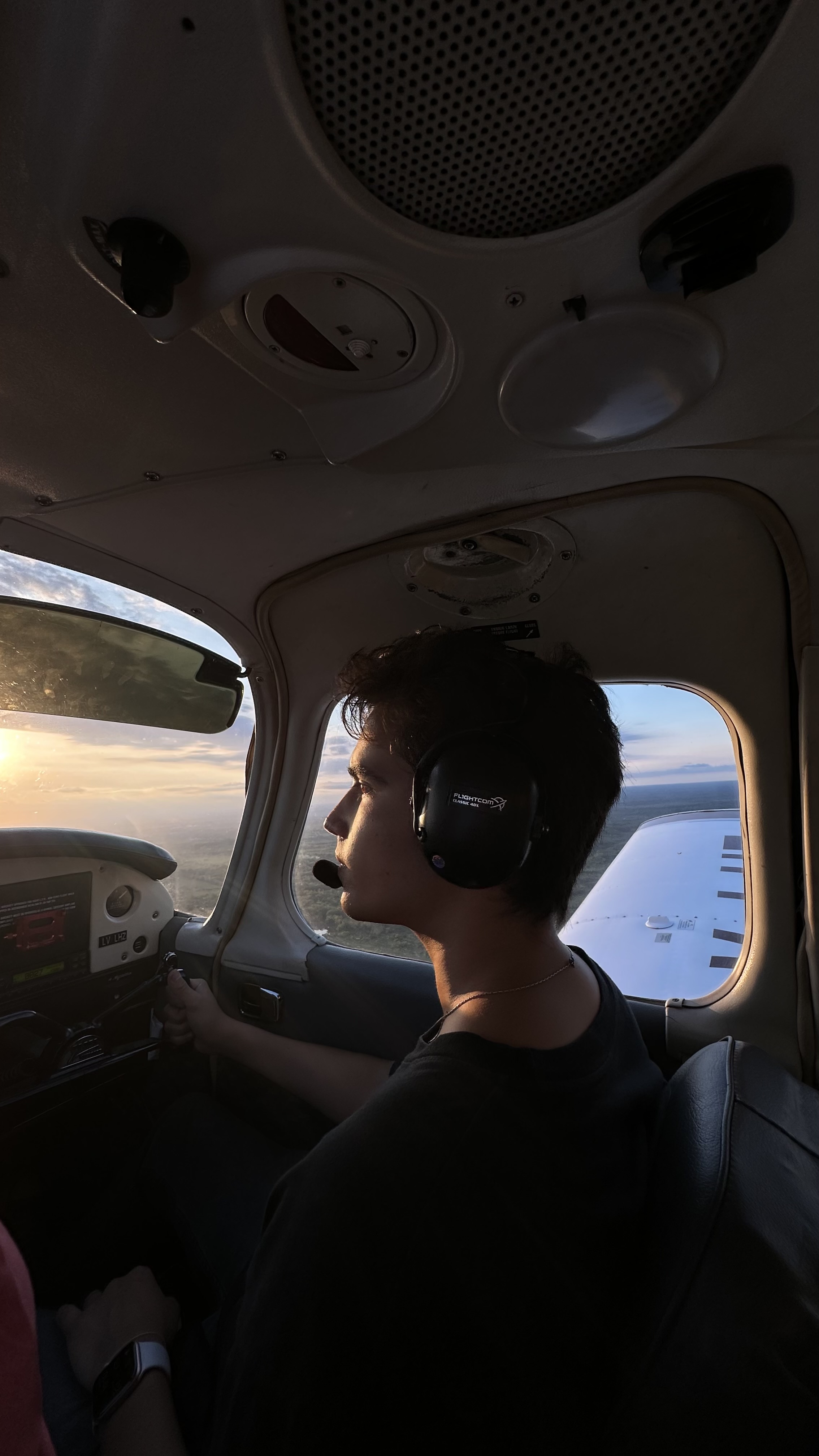 Vuelo en cabina al atardecer